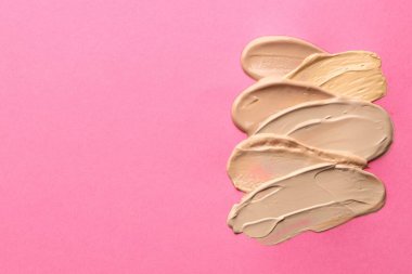 Morumsu arka planda renkli cilt temelleri, manzaranın üstünde. Metin için boşluk