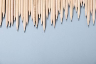 Gri arka planda bir sürü grafit kalem var. Metin için boşluk