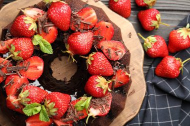 Çilekli, naneli ve çikolatalı nefis kek ahşap masada, düz yerde.