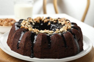 İçerde fındıklı çikolatalı kek, yakın plan.