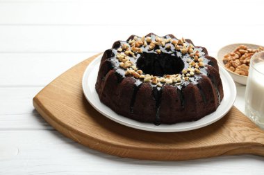 Beyaz ahşap masada fındıklı lezzetli çikolatalı kek, yakın plan.