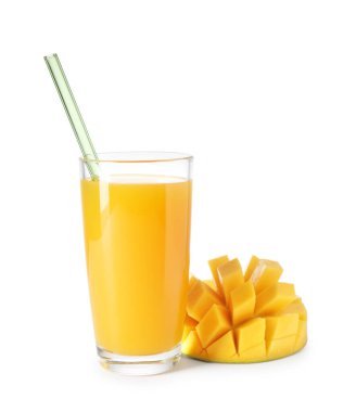 Bardakta lezzetli mango suyu ve beyaz üzerine izole edilmiş taze meyve.