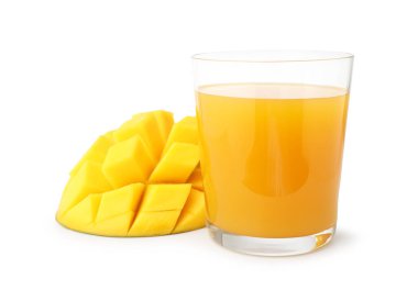 Bardakta lezzetli mango suyu ve beyaz üzerine izole edilmiş taze meyve.