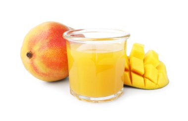 Bardaktaki lezzetli mango suyu ve beyaz üzerine izole edilmiş taze meyveler.