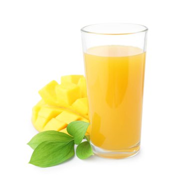 Bardakta lezzetli mango suyu ve beyaz üzerine izole edilmiş taze meyve.