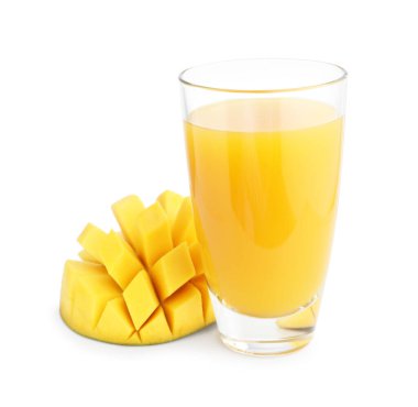 Bardakta lezzetli mango suyu ve beyaz üzerine izole edilmiş taze meyve.