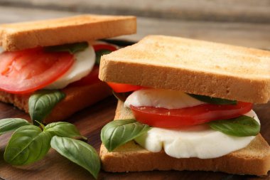 Peynirli, domatesli ve fesleğenli lezzetli sandviçler.