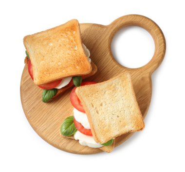 Beyaz arka planda mozarella peynirli, domatesli ve fesleğenli lezzetli sandviçler.