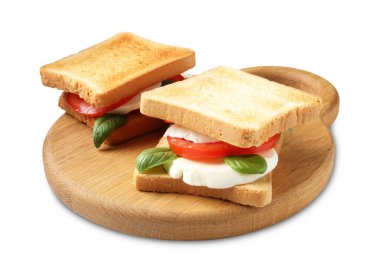 Beyaz arka planda peynirli, domatesli ve fesleğenli lezzetli sandviçler.