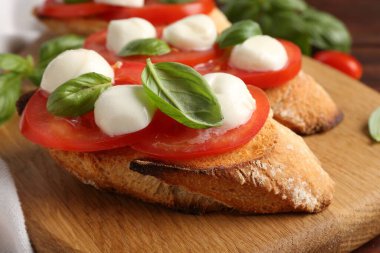 Peynirli, domatesli ve fesleğenli lezzetli sandviçler.