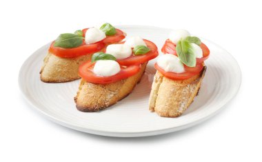 Beyaz arka planda peynirli, domatesli ve fesleğenli lezzetli sandviçler.