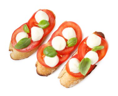Beyaz arka planda mozarella peynirli, domatesli ve fesleğenli lezzetli sandviçler.