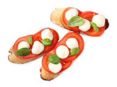 Beyaz arka planda mozarella peynirli, domatesli ve fesleğenli lezzetli sandviçler.