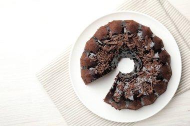 Açık ahşap masada nefis çikolatalı kek, üst manzara. Metin için boşluk