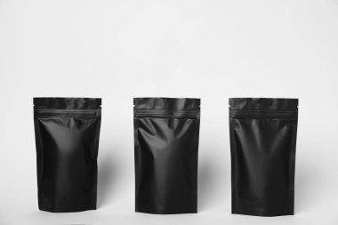 Beyaz arka planda fermuarlı stand-up kesesi. Tasarım için model