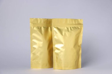 Açık gri arka planda fermuarlı stand-up kesesi. Tasarım için model