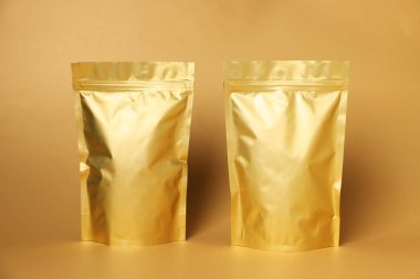 Açık turuncu arka planda fermuarlı stand-up kesesi. Tasarım için model