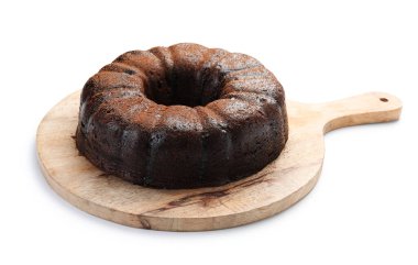 Lezzetli çikolatalı kek beyaza izole edilmiş.