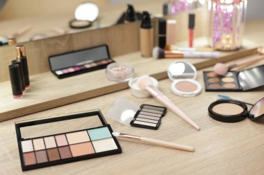 Farklı makyaj ürünleri ve kapalı alanda makyaj fırçaları