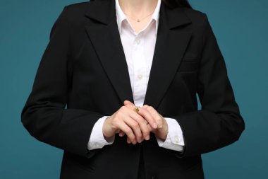 Açık mavi arka planda bir kadın, yakın plan.