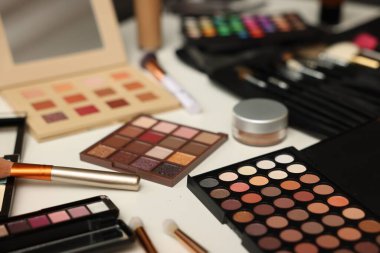 Tuvalet masasında farklı makyaj ürünleri, closeup
