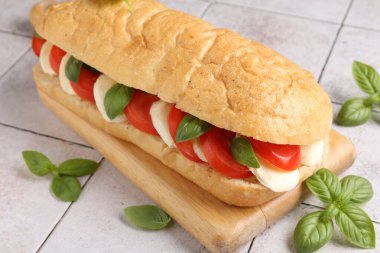 Mozarella peynirli, domatesli ve fesleğenli lezzetli sandviç.