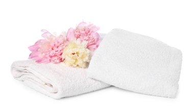 Yumuşak havlular ve şakayık çiçekleri beyaz üzerine izole edilmiş.