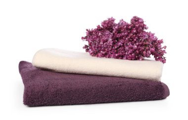 Yumuşak havlular ve beyaza ayrılmış leylak çiçekleri.