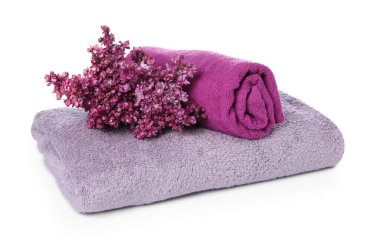 Yumuşak havlular ve beyaza ayrılmış leylak çiçekleri.