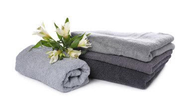 Yumuşak havlular ve beyaz tenli güzel çiçekler.