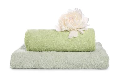 Yumuşak havlular ve şakayık çiçekleri beyaz üzerine izole edilmiş.