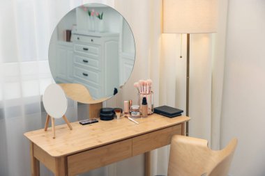 Farklı makyaj ürünleri ve kapalı alanda makyaj fırçaları