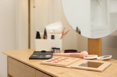 Farklı makyaj ürünleri ve kapalı mekandaki gösteriş fırçaları, yakın çekim