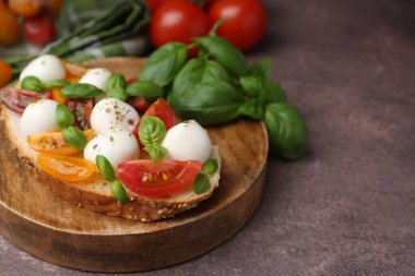 Mozarella peynirli, domatesli ve fesleğenli lezzetli sandviç.