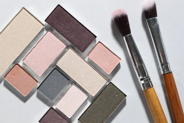 Işıklı arka planda güzel gözkapakları ve fırçalar düzleşir.