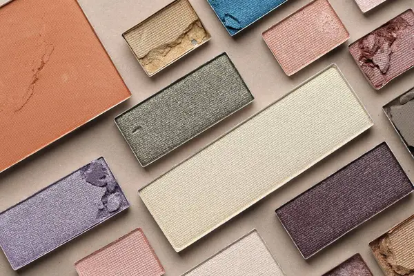 Bej arka planda güzel göz farı dolgu kapları, düz yatış