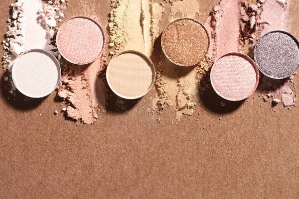 Kahverengi arka planda, düz zeminde güzel göz farı dolguları var. Metin için boşluk