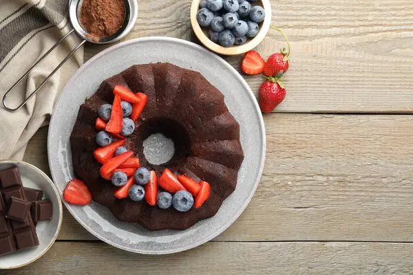 Tahta masada böğürtlenli, çikolatalı kek.