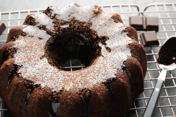 Gri masadaki çikolatalı ve jöleli kek, yakın plan.