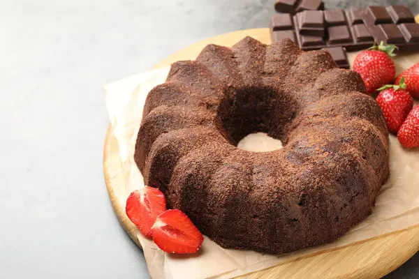 Lezzetli kek, çikolata parçaları ve gri masada çilek. Metin için boşluk