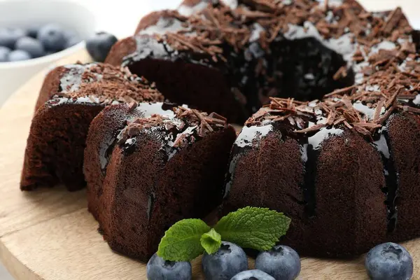 Masada yaban mersinli, naneli ve çikolatalı kek, yakın plan.