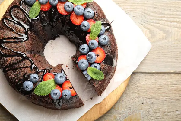 Çilekli, nane ve böğürtlenli nefis çikolatalı kek.