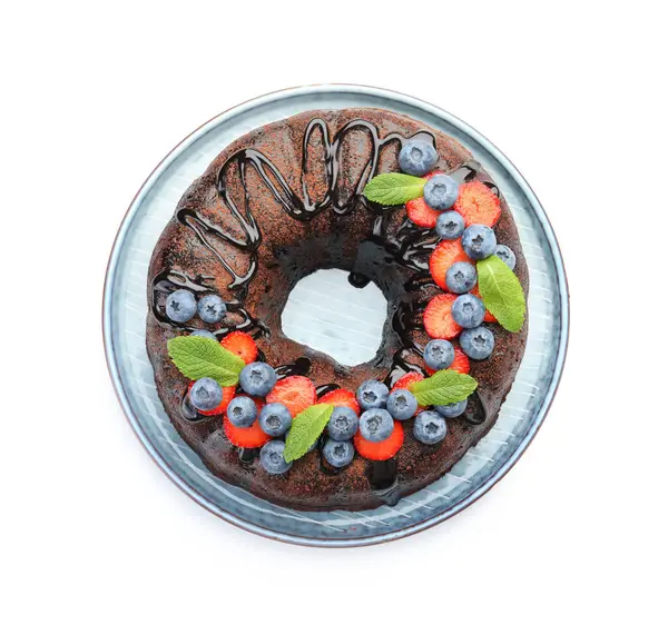 Çilekli, nane ve böğürtlenli, beyaz üzerine izole çikolatalı kek.