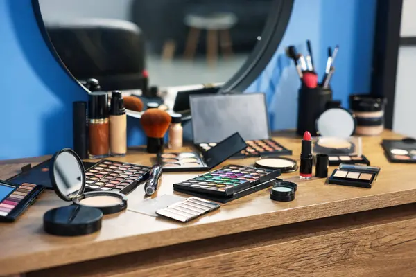 Kapalı mekanda, kapalı mekanda farklı makyaj ürünleri