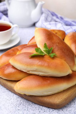 Gri desenli masada lezzetli pişmiş köfteler, yakın plan.