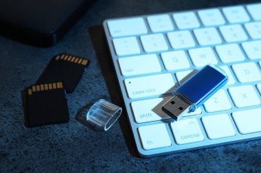 SD hafıza kartları, USB flaş bellek ve klavye koyu gri tablo, yakın plan