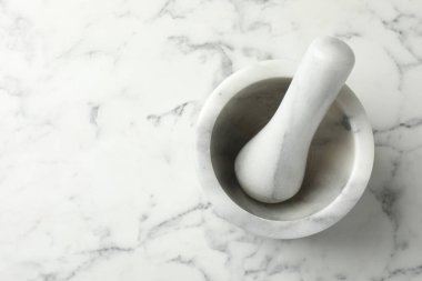 Havan topu ve tokmak beyaz mermer masa, üst manzara. Metin için boşluk