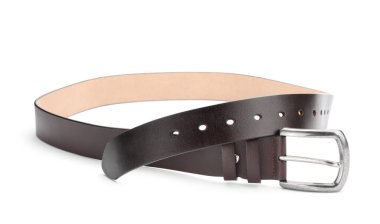 Bir kahverengi deri kemer beyaza izole edilmiş.