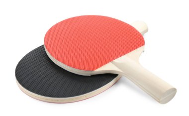 Beyaz üzerine izole edilmiş iki ping pong raketi.