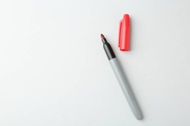 Arka planda bir kırmızı işaret, üst manzara. Metin için boşluk